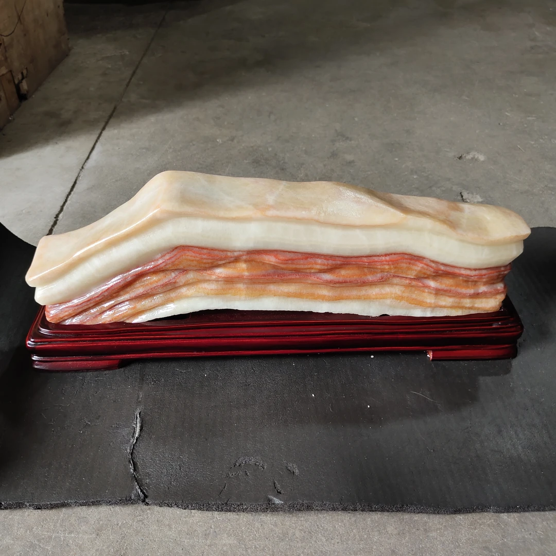 广西猪肉石摆件,石头尺寸41*5.5*11含座长43高15cm.12.3斤
