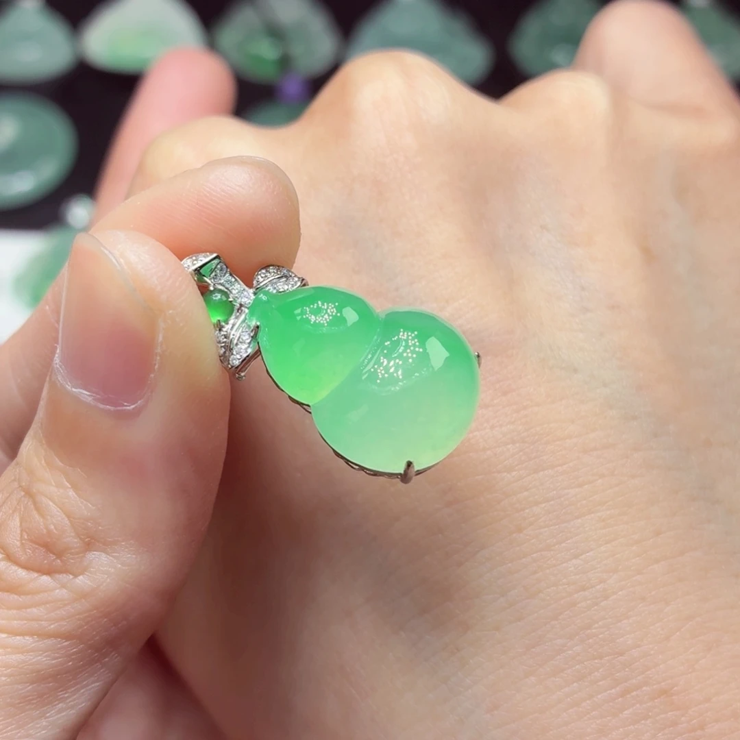 翡翠18K金镶嵌颈饰葫芦19.6mm-13.6mm-6.5mm