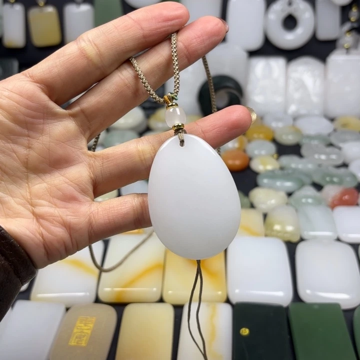 石英质玉（金丝玉）未镶嵌颈饰