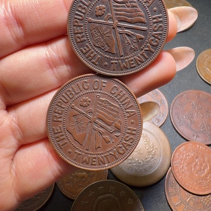 蓝****两个铜币工艺品摆件