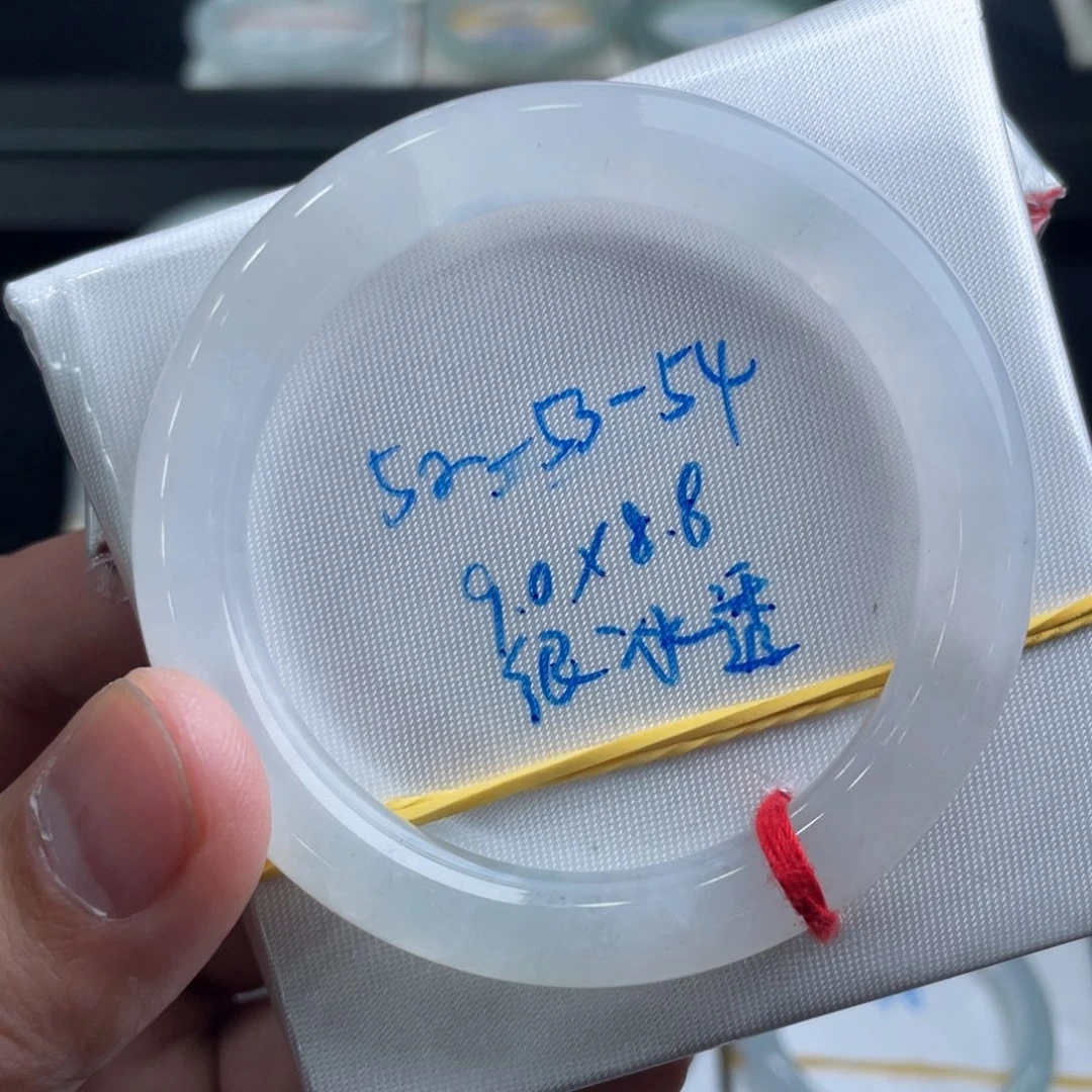 翡翠手镯未镶嵌翡翠手镯