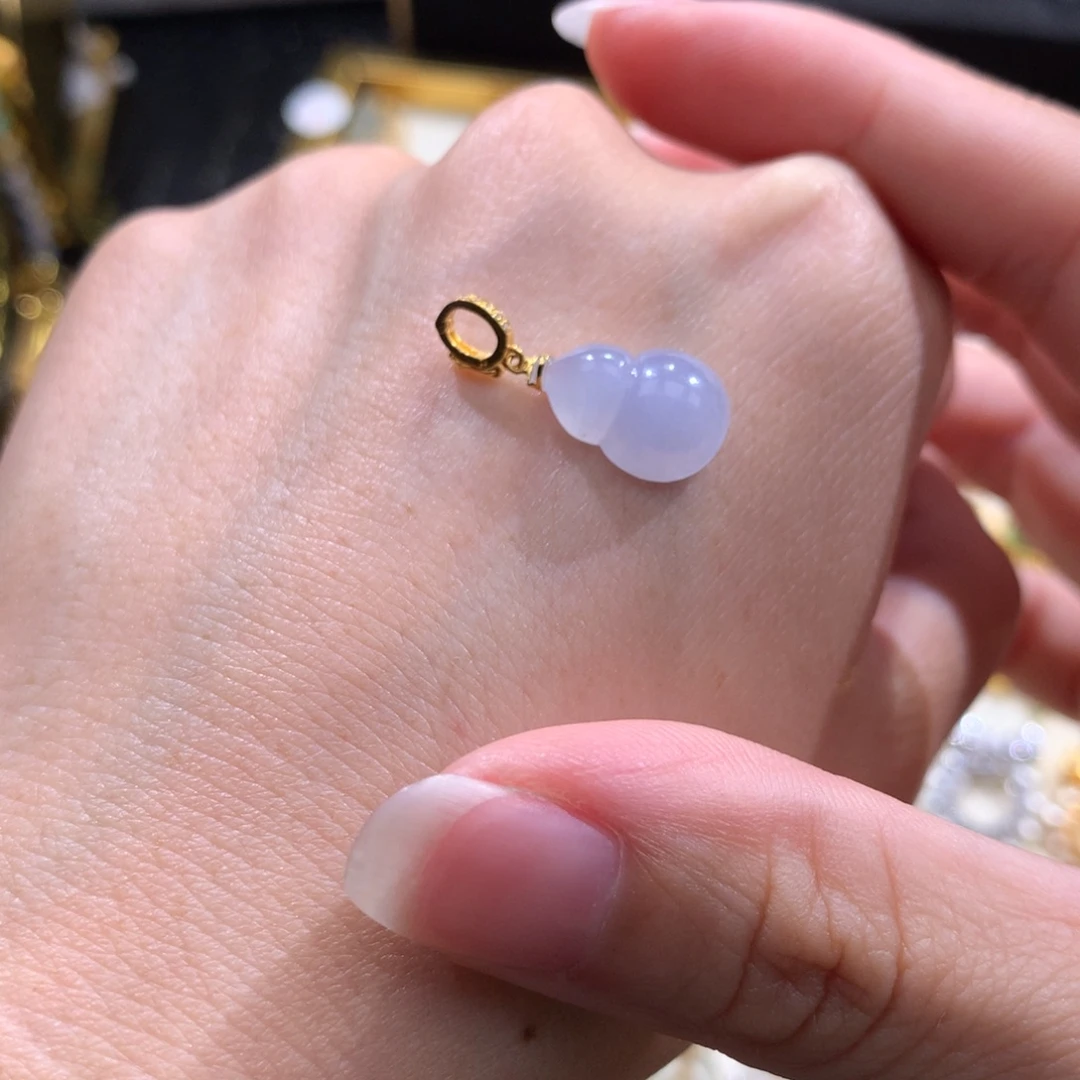 翡翠18K金镶嵌颈饰葫芦