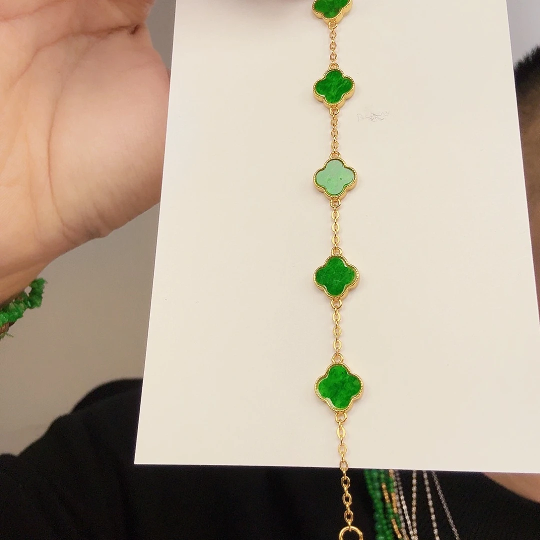 翡翠未镶嵌颈饰一件