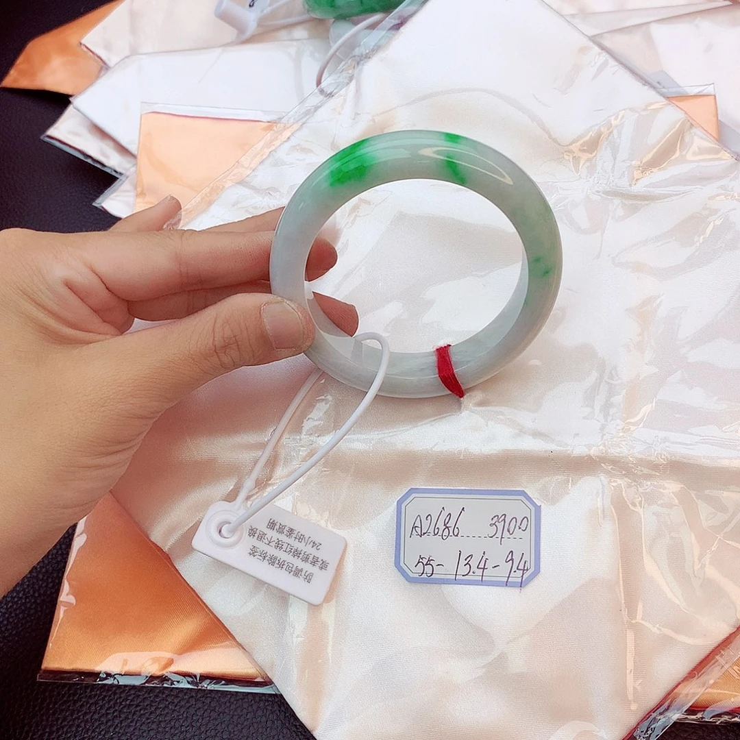 翡翠手镯未镶嵌翡翠