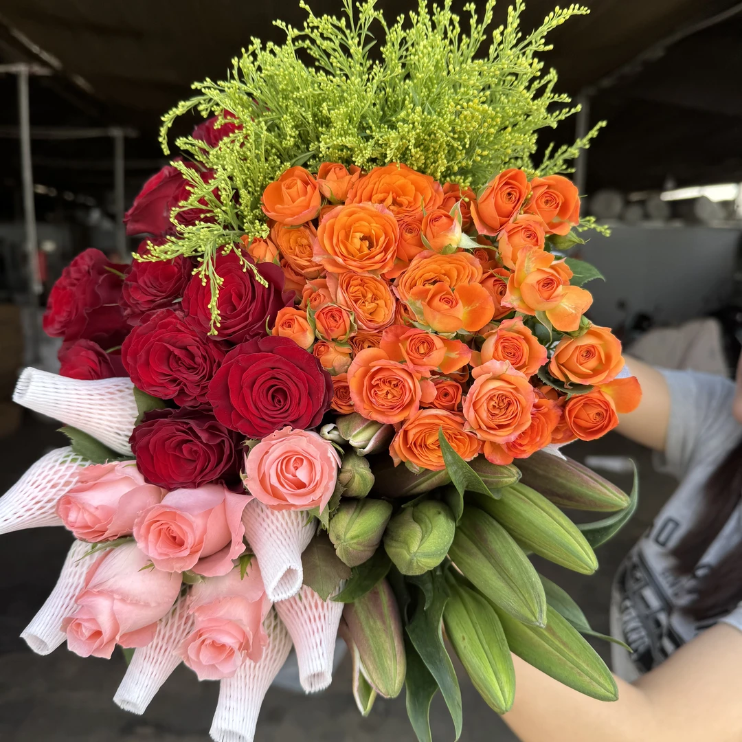 【520鲜花】粉玫瑰+红玫瑰+香水百合+多头玫瑰+配草+鲜花营养液