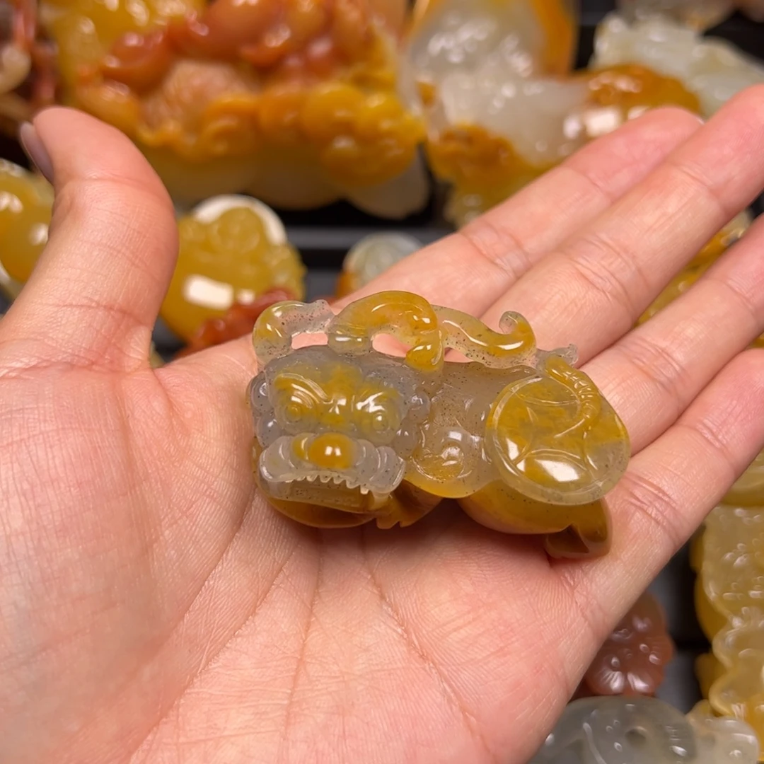 石英质玉（黄龙玉）未镶嵌颈饰