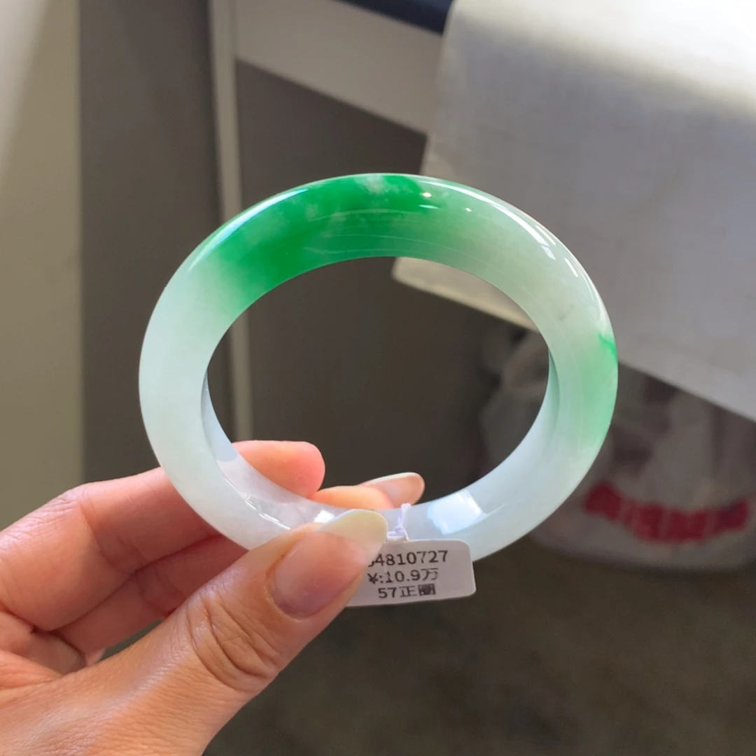 翡翠手镯未镶嵌糯冰白底飘辣阳绿57正圈