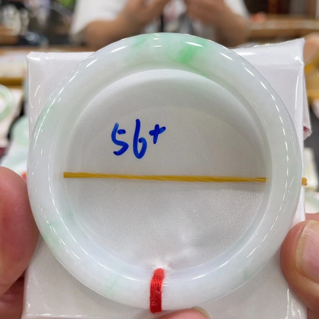 翡翠手镯未镶嵌翡翠