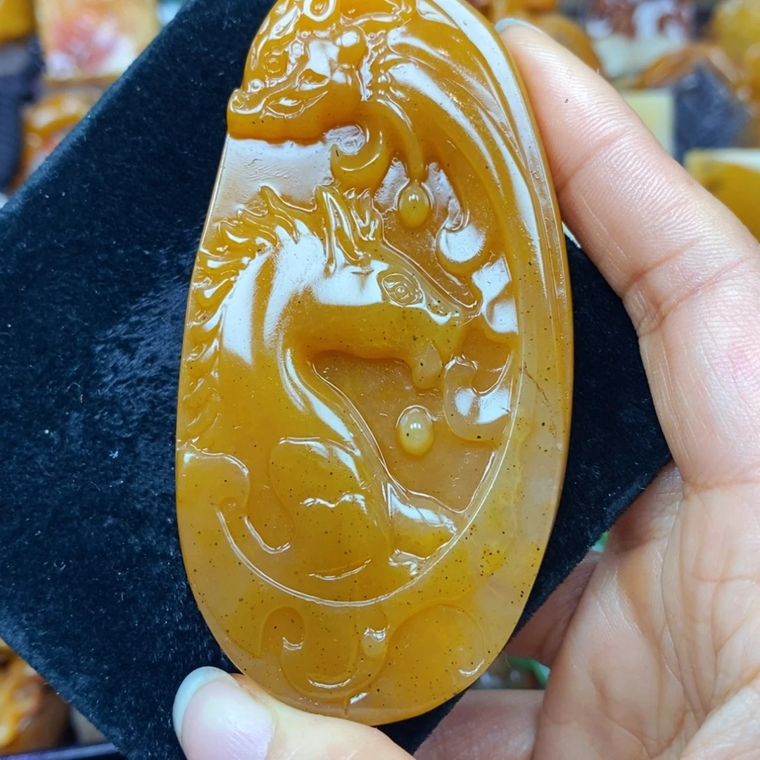 未镶嵌石英质玉（黄龙玉）颈饰