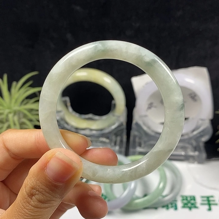 翡翠未镶嵌手镯60号。 45圈