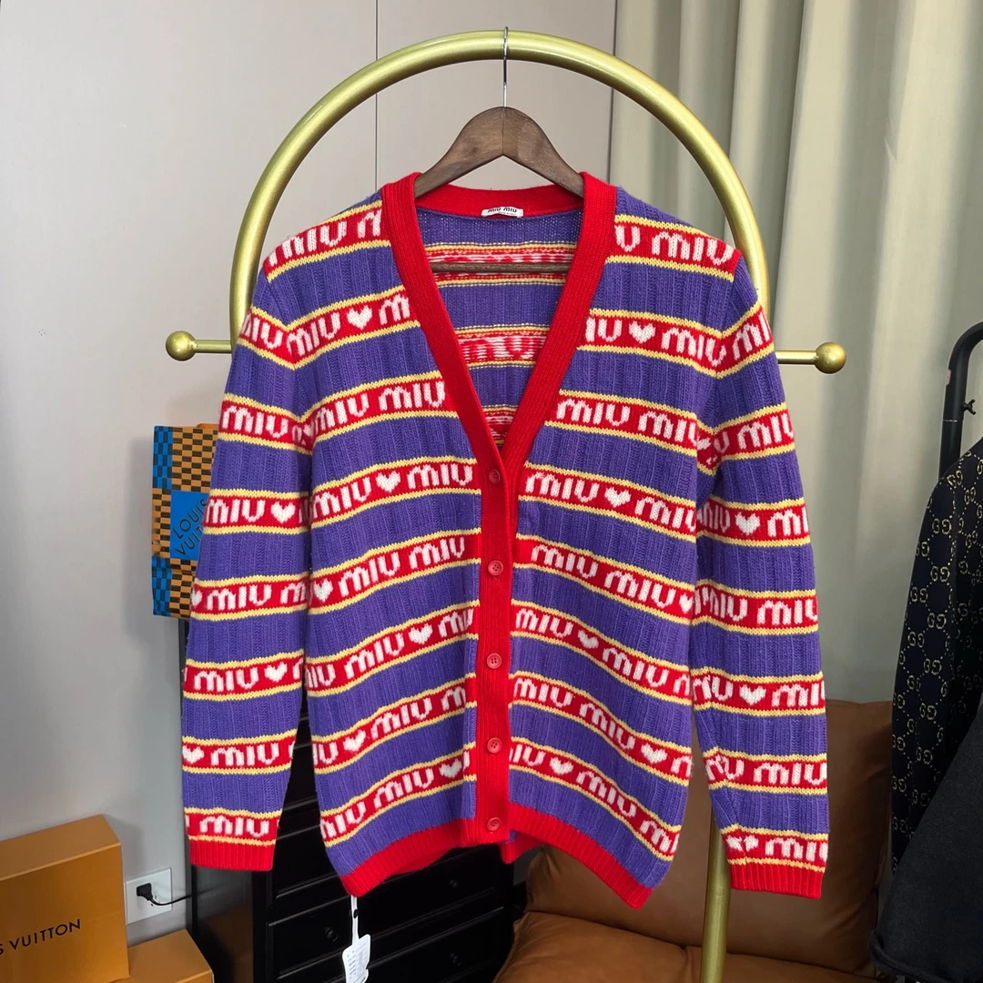 99新 MIU MIU/缪缪  红色弹幕满印开衫 36码