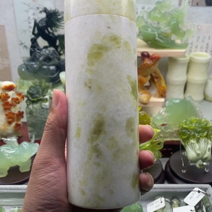 蛇纹石玉未镶嵌四大名玉杯子