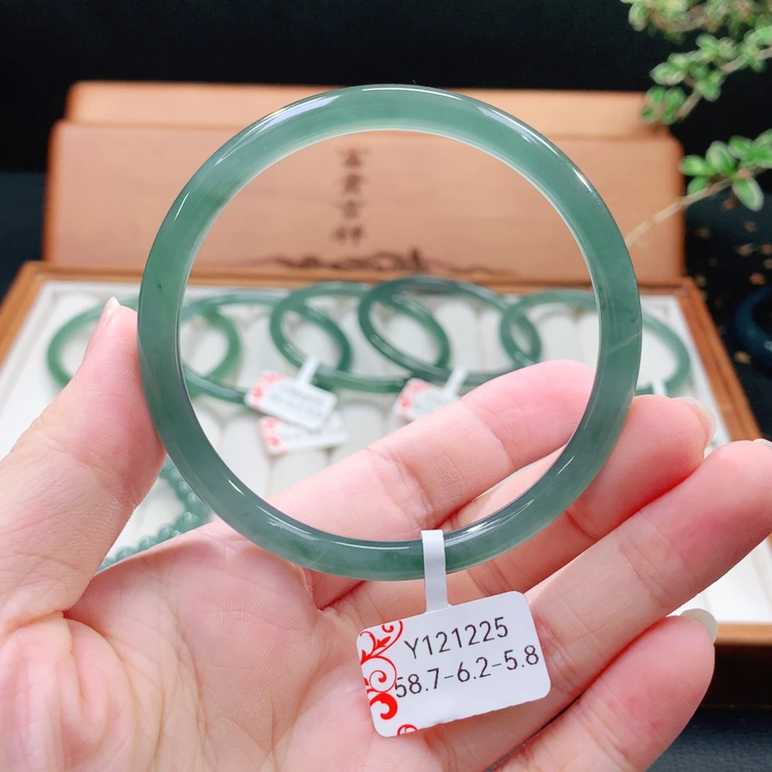 翡翠手镯（圆镯）未镶嵌