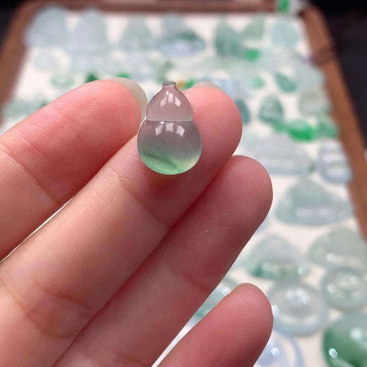 翡翠未镶嵌颈饰冰种飘花小葫芦