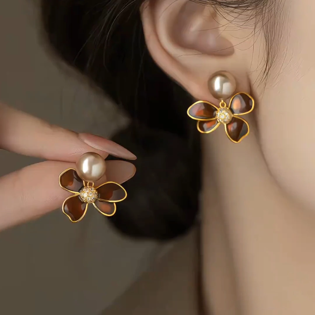 铜合金耳饰 法式咖色花朵珠珠耳钉两戴秋日流光风棕色花瓣耳坠