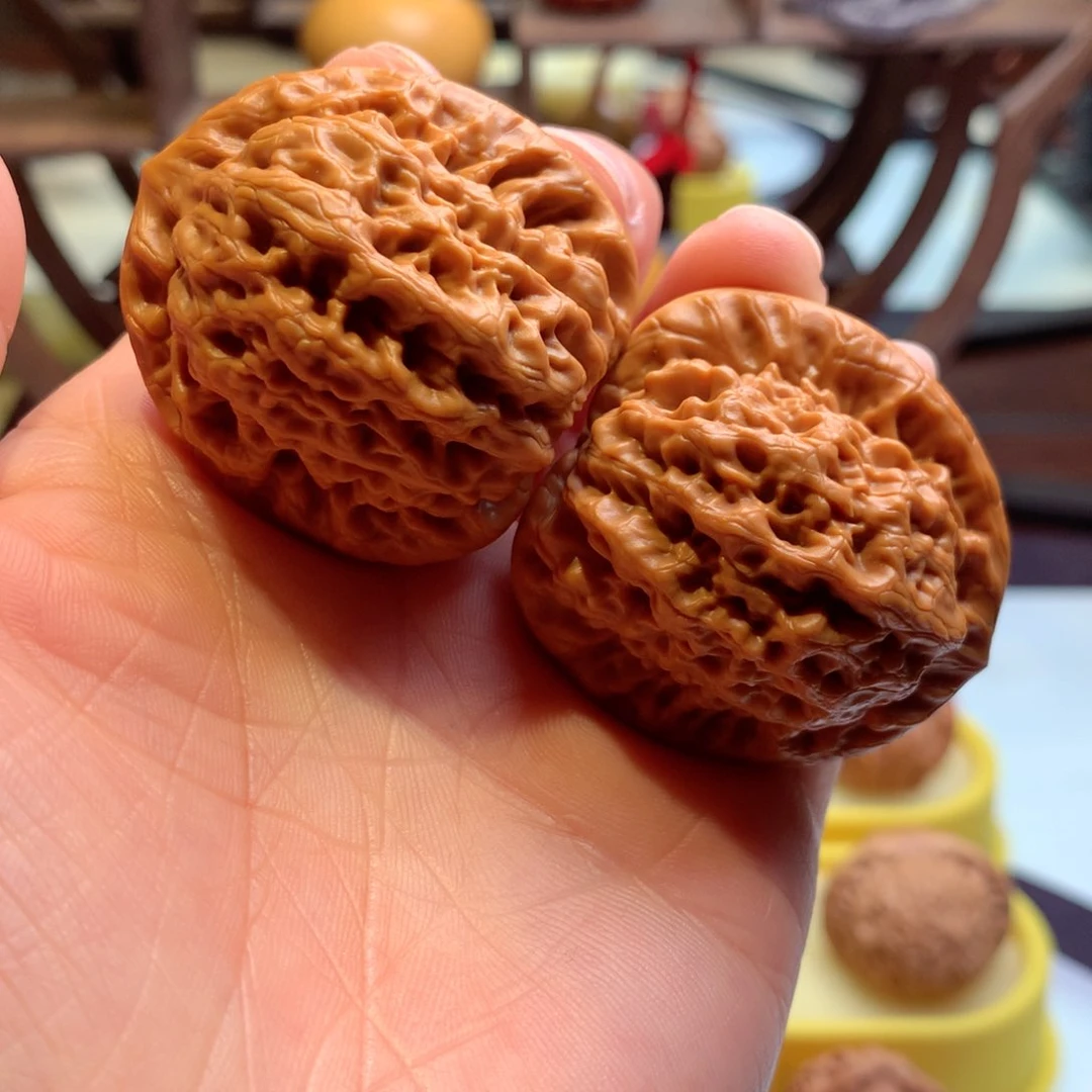 文玩核桃手串金公子。   6号