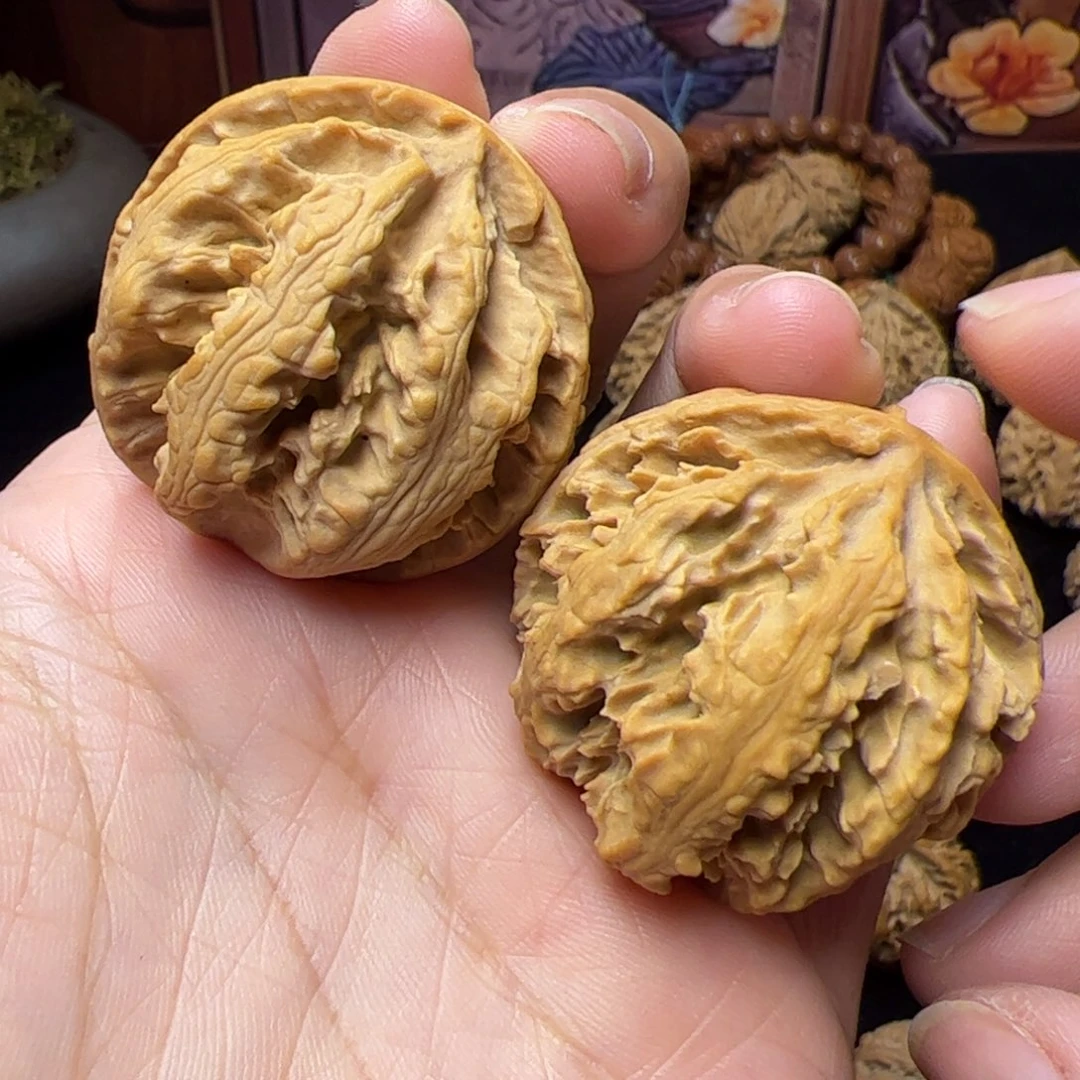 文玩核桃把件秦岭野生文玩核桃