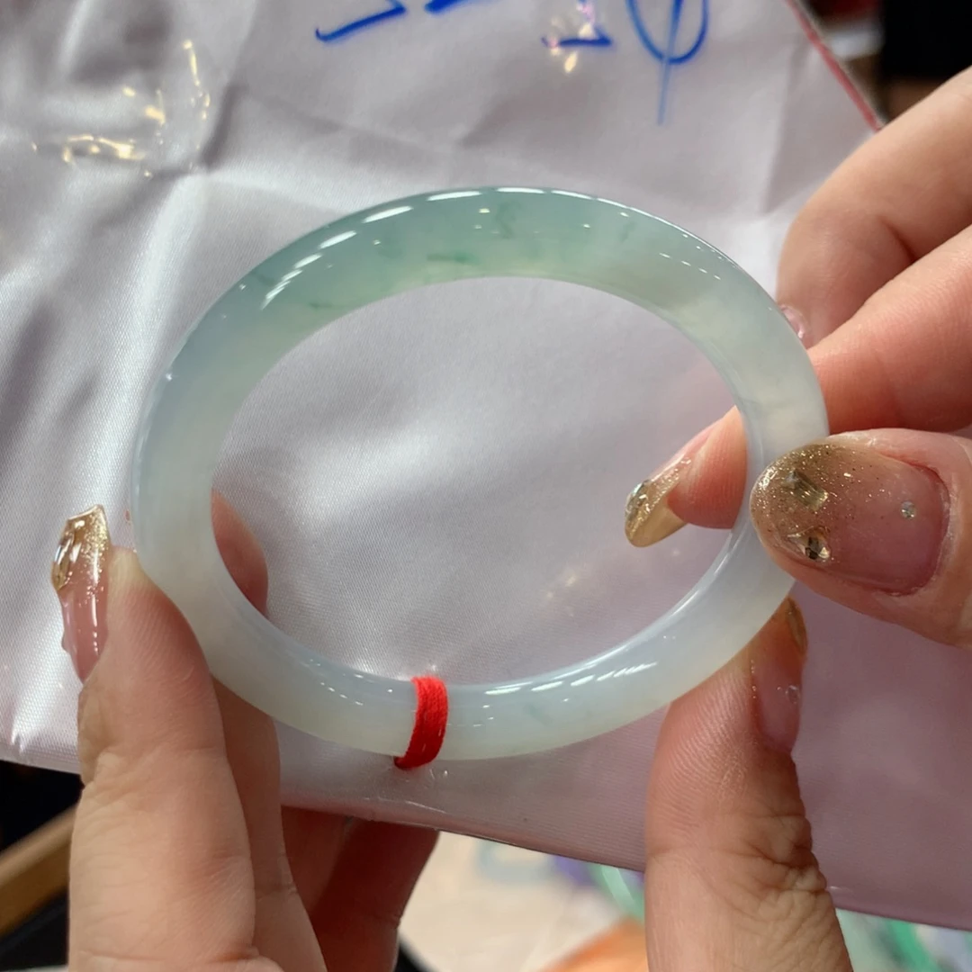 翡翠手镯未镶嵌翡翠