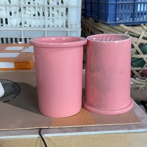 微瑕，不能明火，2个口径8，高11，粉筷子筒