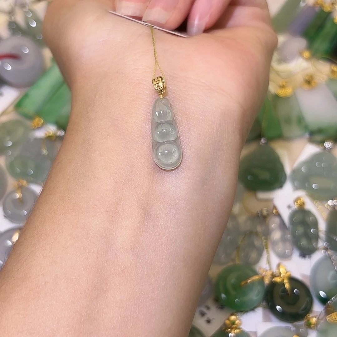 翡翠18K金镶嵌颈饰豆子