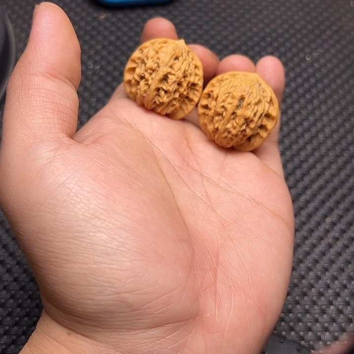 文玩核桃吊坠小狮子