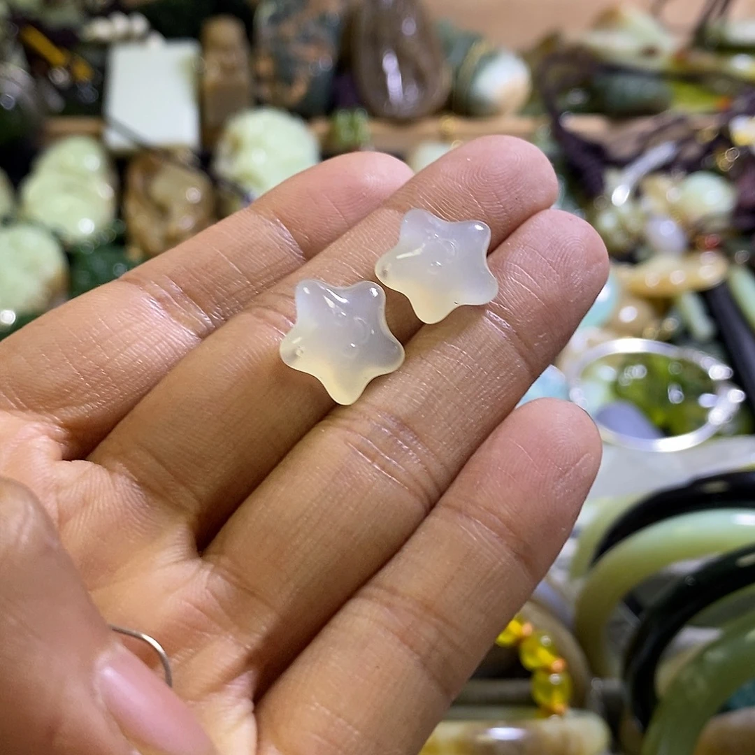 未镶嵌岫玉耳环一对