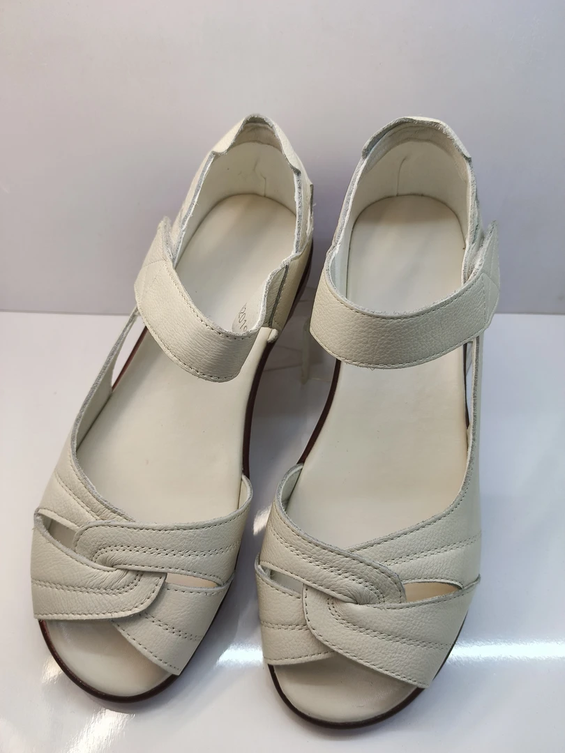 2025年夏季镂空真皮牛筋底软底防滑妈妈凉鞋