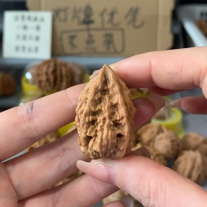 学***持吊坠文玩核桃异形单只，有瑕疵