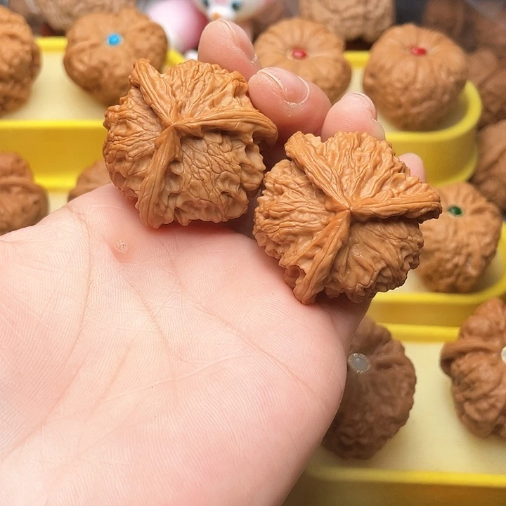 文玩核桃吊坠刘*兴三棱