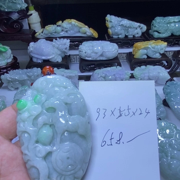 颈饰未镶嵌翡翠鹿手把件