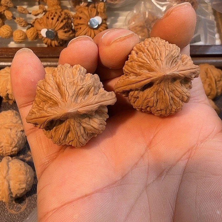 核桃36尺全品望月核桃手把件
