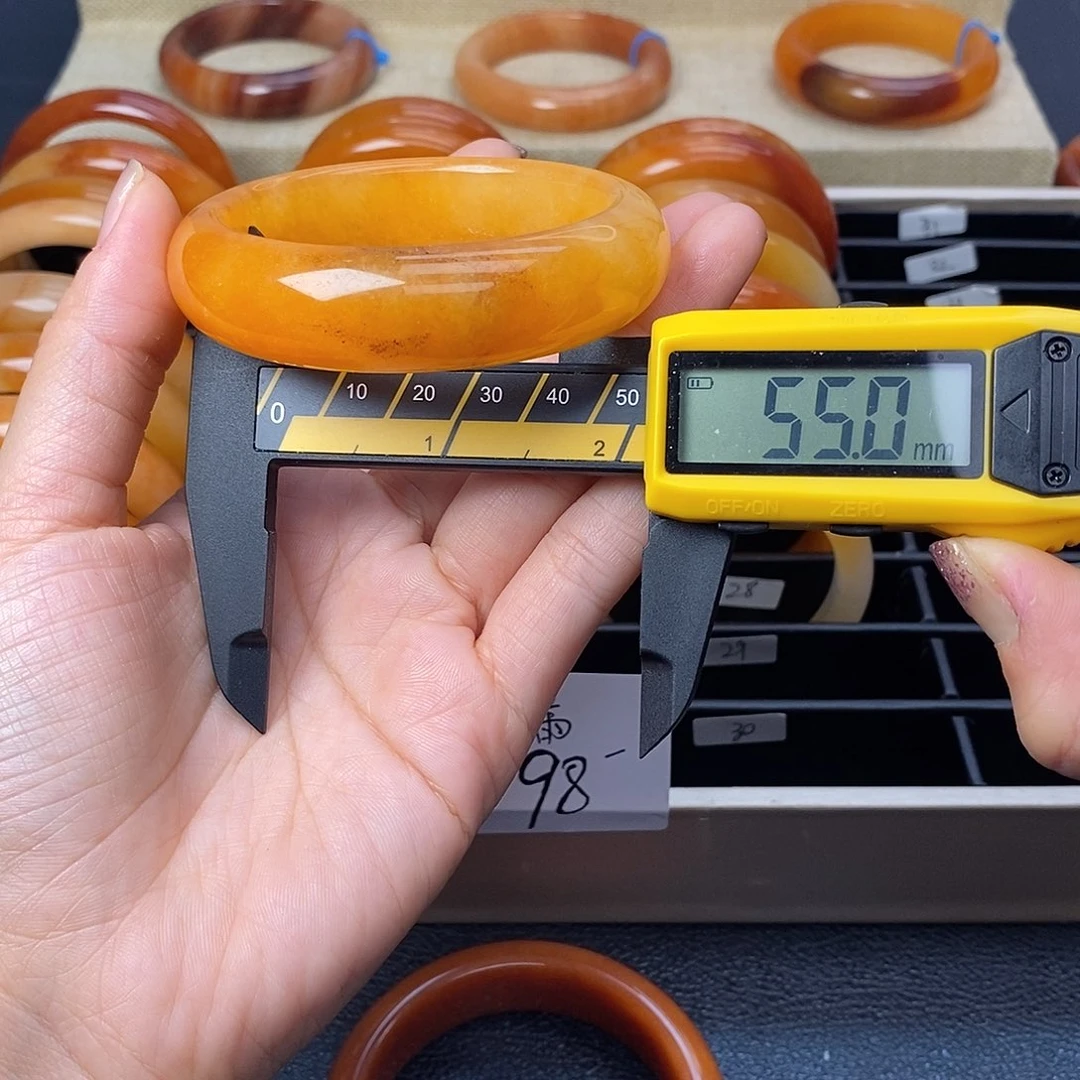 未镶嵌石英质玉（黄龙玉）手镯29号