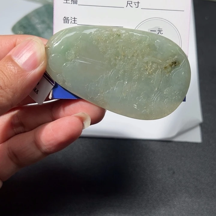 翡翠未镶嵌颈饰灯**簦