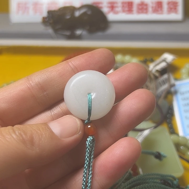 透闪石质玉未镶嵌颈饰