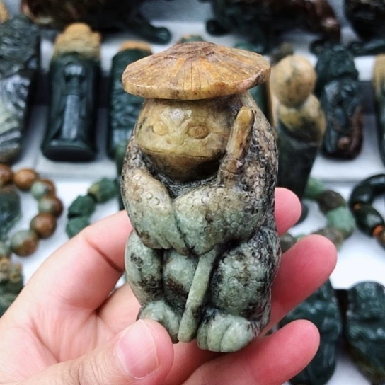未镶嵌岫岩河磨玉（透闪石质玉）把件