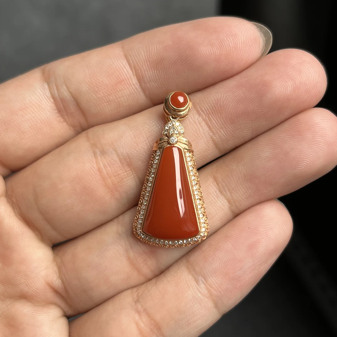 精品南红原矿牛血红玫锦色18K金镶嵌5.2克，精致气质时尚款