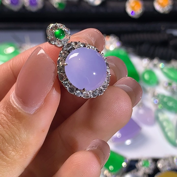 翡翠18K金镶嵌颈饰蛋面