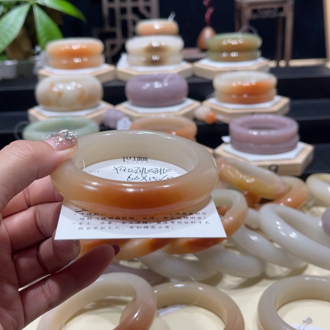石英质玉手镯未镶嵌Y****?