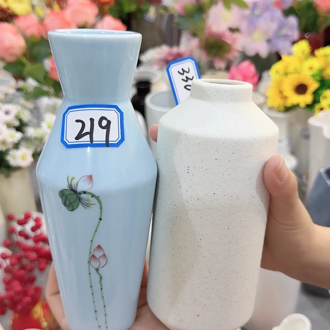 219号一对陶瓷小号微瑕