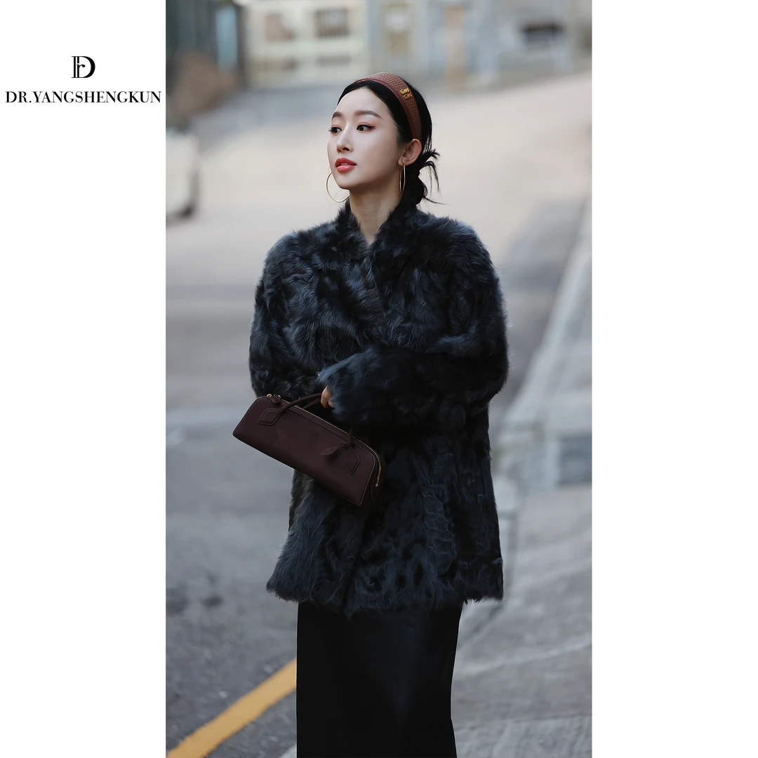 杨圣坤2025秋冬新品小湖羊两面穿皮毛一体V领皮草外套TR25814102