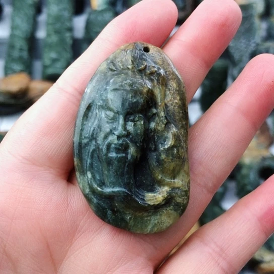 未镶嵌岫岩河磨玉（透闪石质玉）挂件