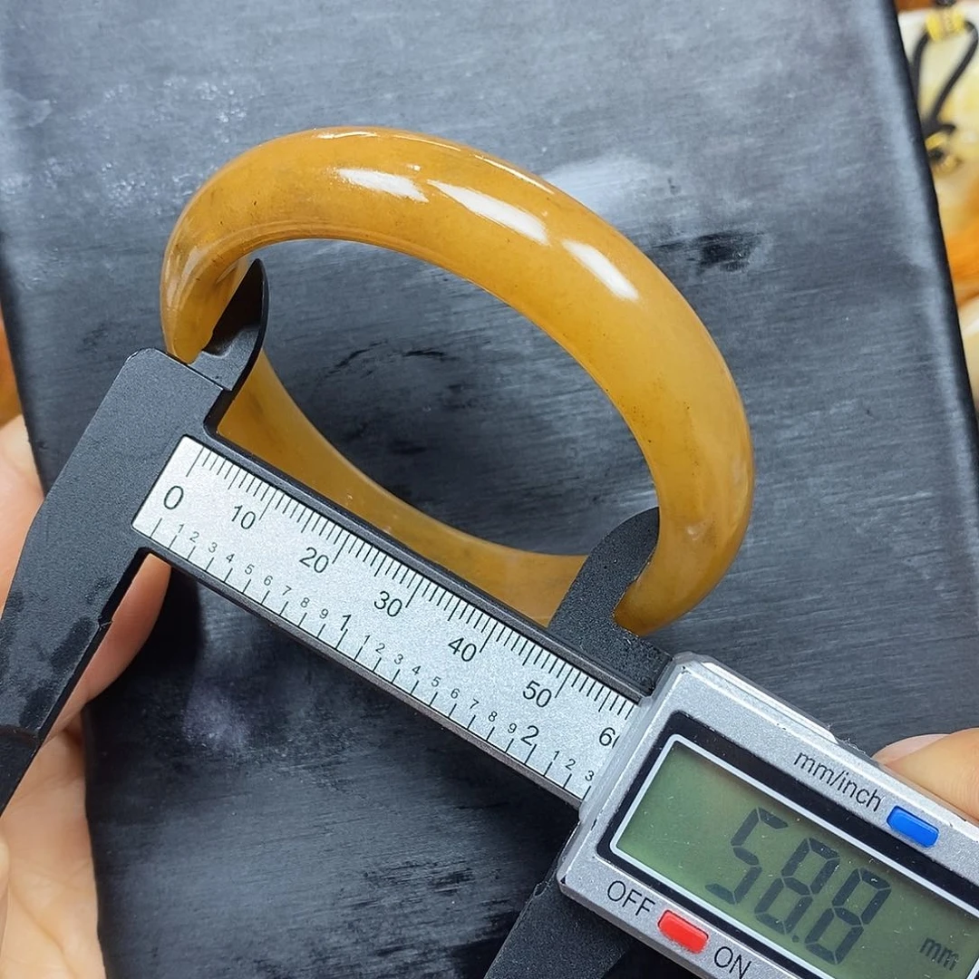 石英质玉（黄龙玉）颈饰未镶嵌