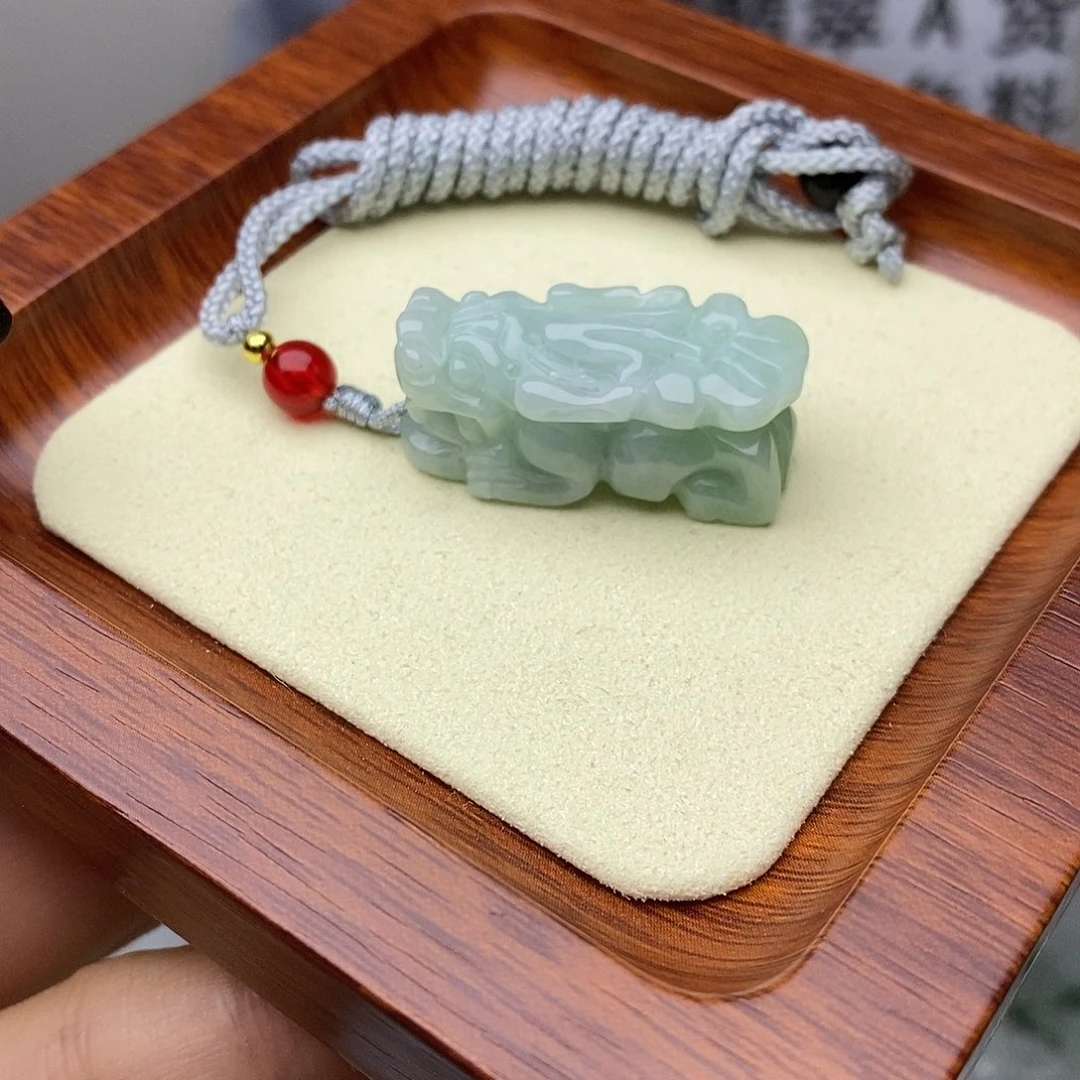 翡翠未镶嵌颈饰貔貅