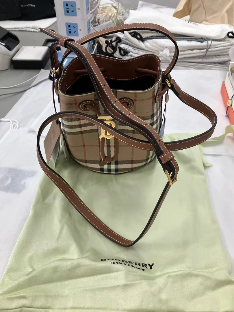 95新 BURBERRY/博柏利 GGS巴宝莉水桶小号格纹牛皮93211026