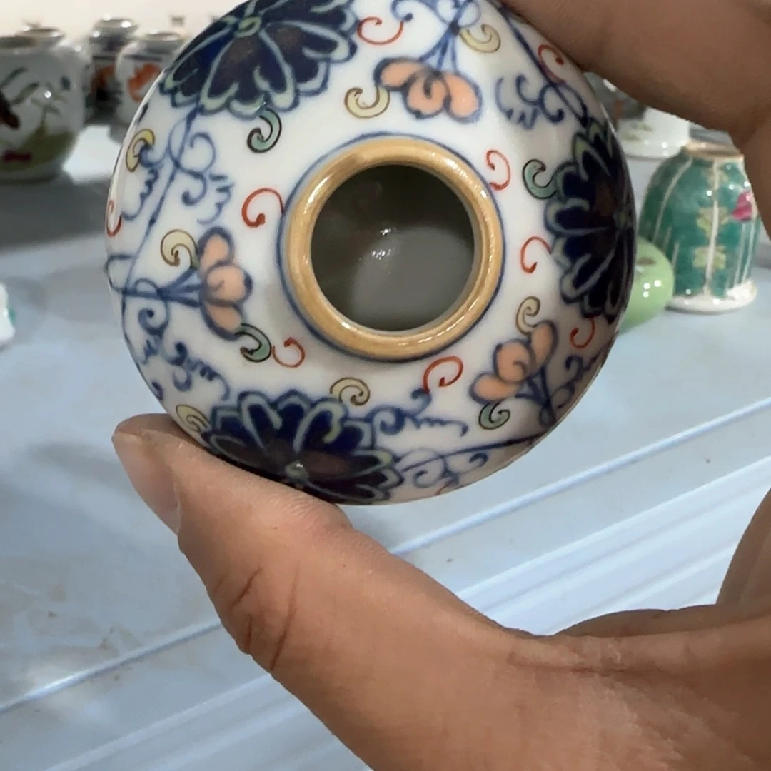 瓷片瓷器上还有两条长线上镌刻