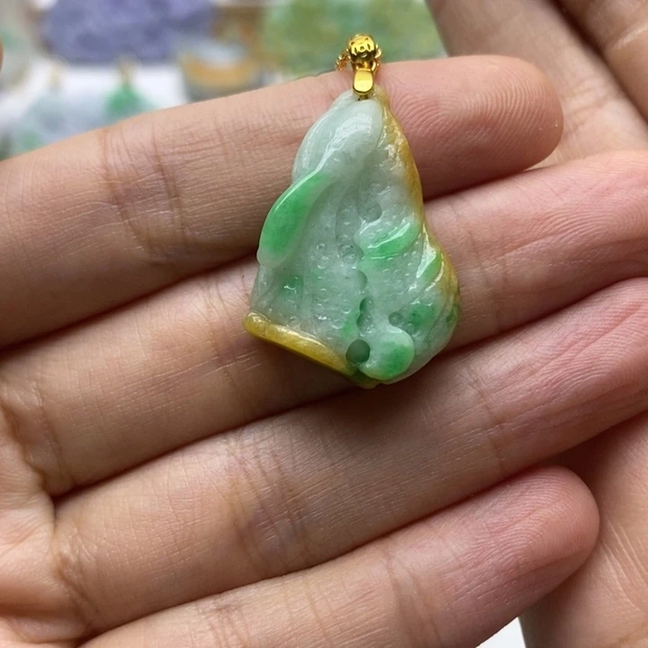 米***格翡翠未镶嵌颈饰翡翠