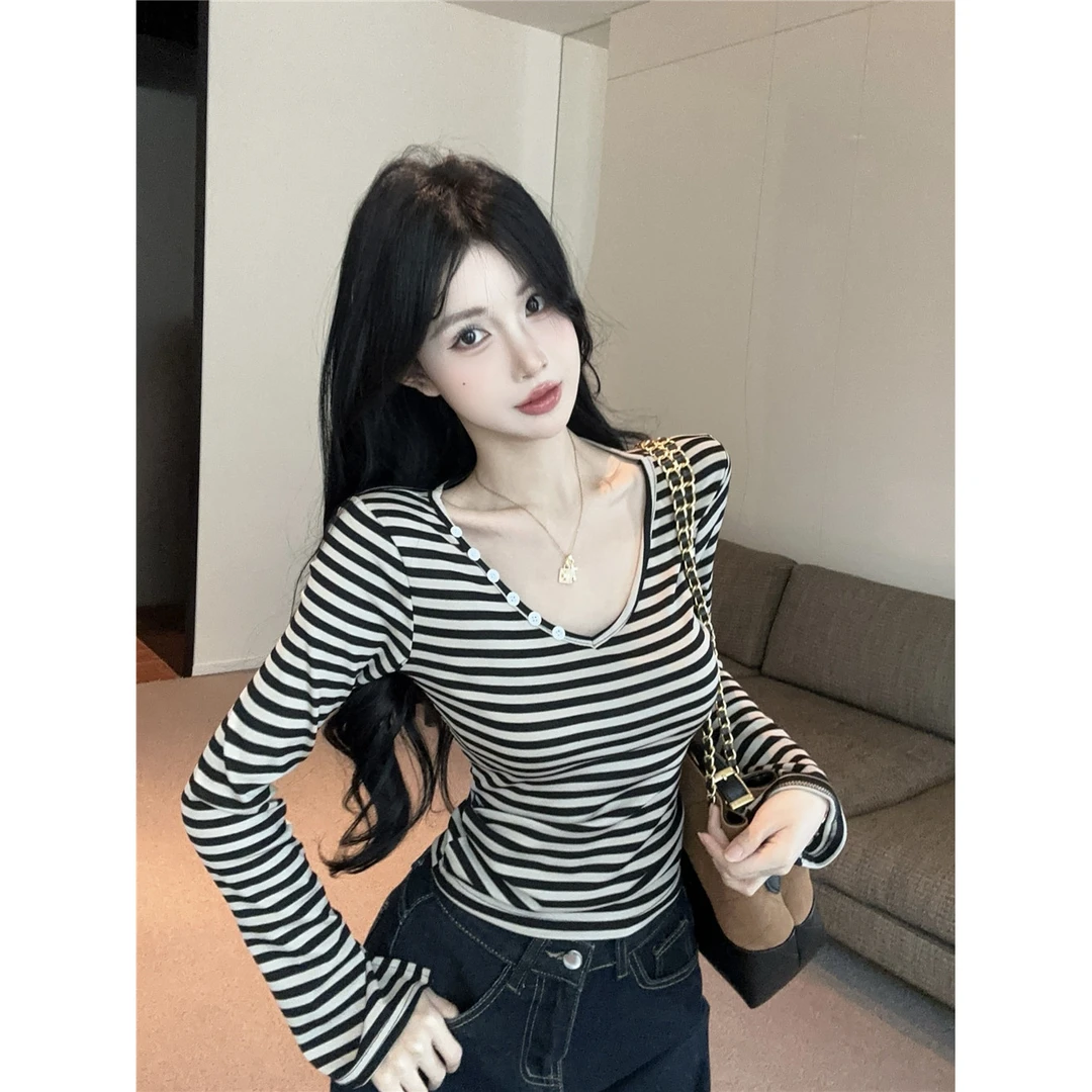 小众别致V领拼色条纹纽扣喇叭袖t恤女时尚百搭修身打底衫性感上衣