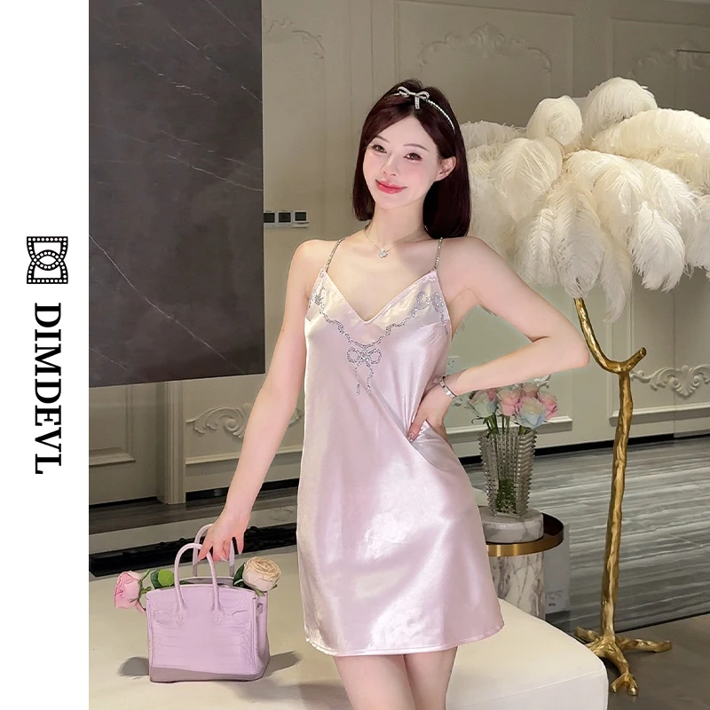 DIMDEVL/汀黛粉色蝴蝶结烫钻钻链吊带水光缎面纯欲性感美背睡裙