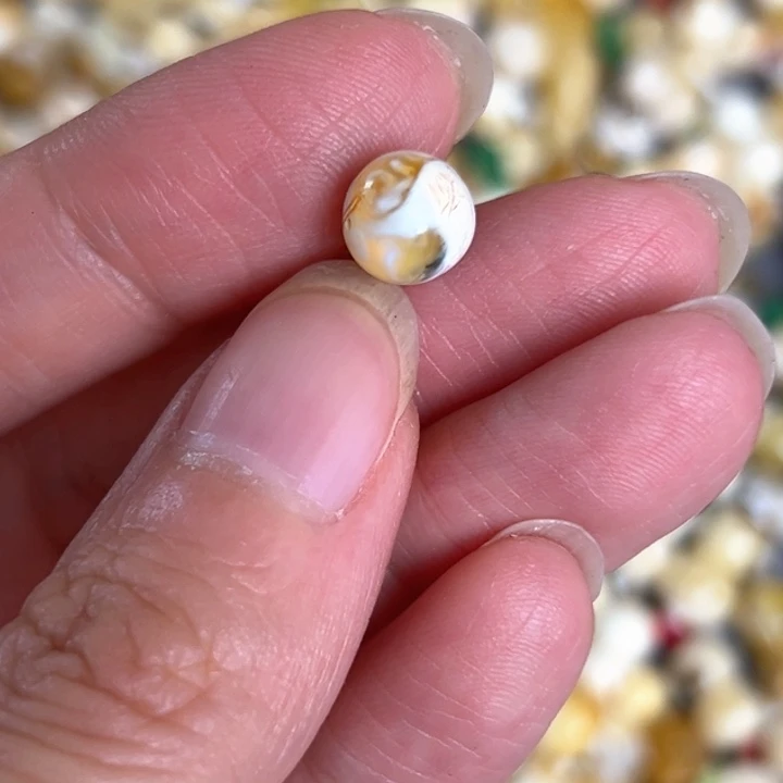 未镶嵌蜜蜡裸石7.9mm一个