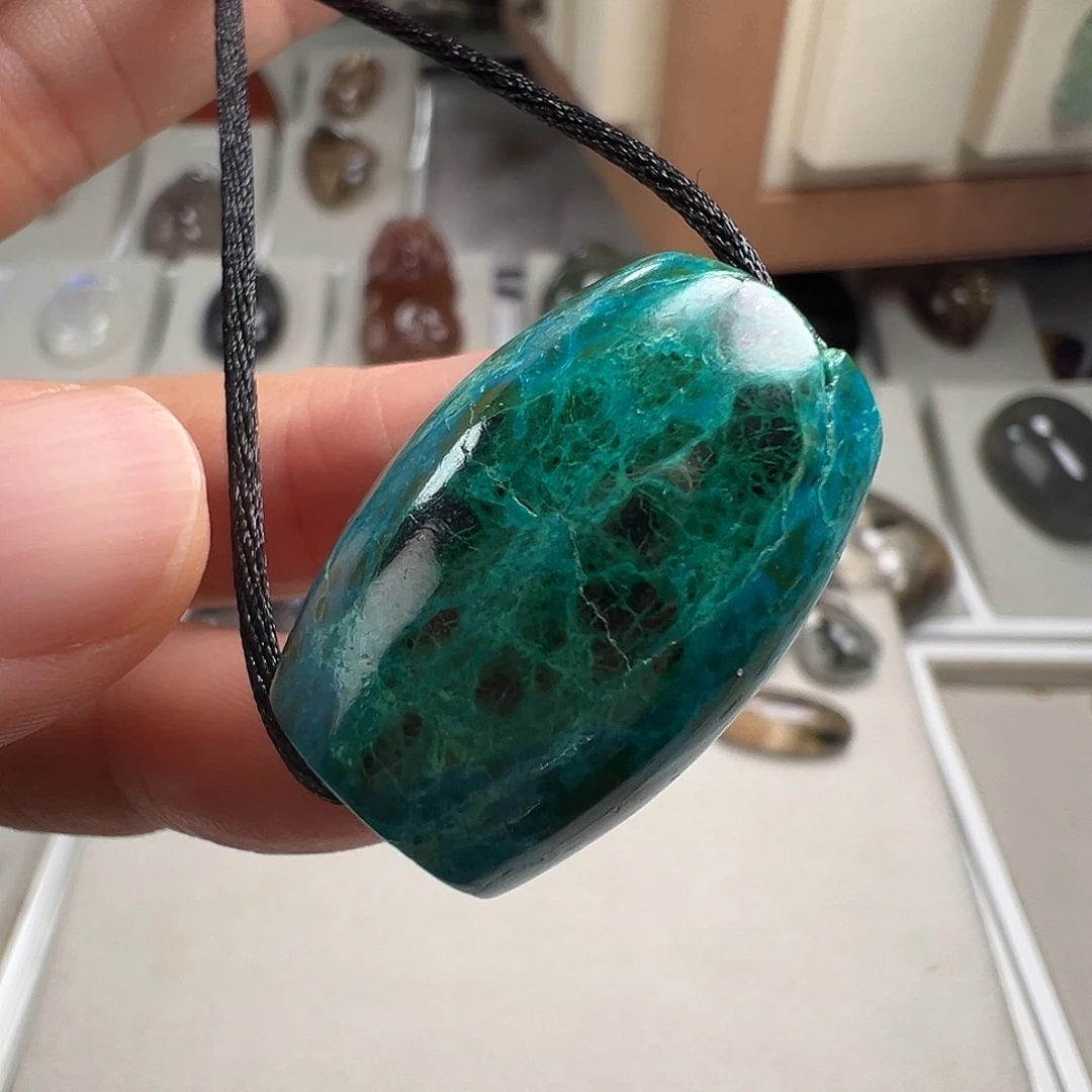 孔雀石未镶嵌颈饰
